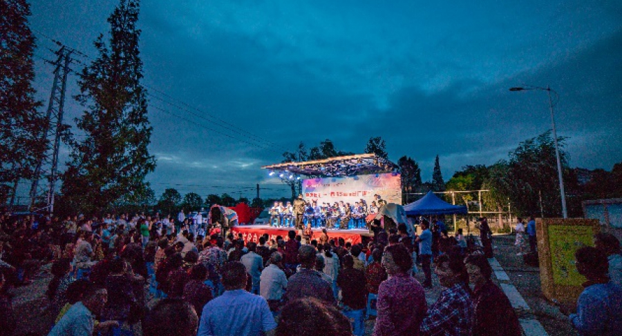 走进乡村，蓝色天幕绚丽  不惧风雨，东方乐团精彩